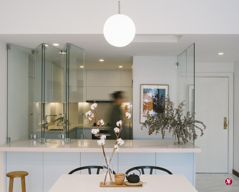 厨房折叠玻璃窗关上封住油烟,开启变成中岛厨房。 厨房折叠玻璃窗关上封住油烟,开启变成中岛厨房。