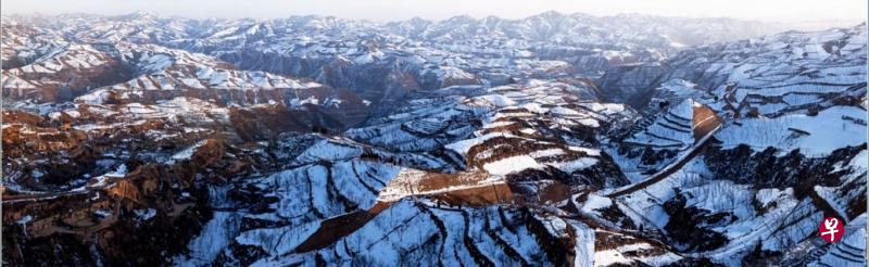 1936年2月7日毛泽东在陕北榆林清涧县袁家沟村附近登上高家坬塬东望处现场所见初春雪景,是“山舞银蛇,原驰蜡象”二句的来源(上图)。1945年10月在重庆书赠柳亚子的册页本墨迹,是唯一钤有印章的毛氏书法(下图)。(作者提供) 1936年2月7日毛泽东在陕北榆林清涧县袁家沟村附近登上高家坬塬东望处现场所见初春雪景,是“山舞银蛇,原驰蜡象”二句的来源(上图)。1945年10月在重庆书赠柳亚子的册页本墨迹,是唯一钤有印章的毛氏书法(下图)。(作者提供)