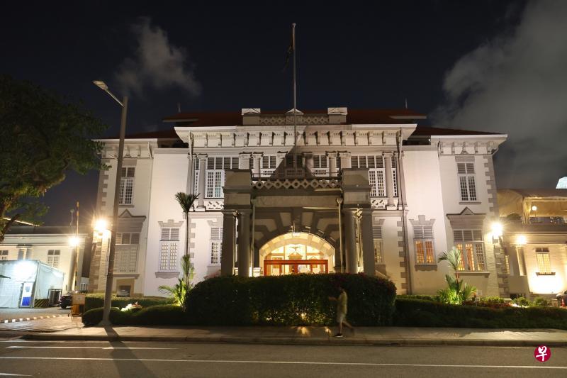 政府大厦前大草场旁的新加坡板球俱乐部是昨天出现的三个新冠病感染群之一,六名病患和这里有关联,其中最早发现的病例是上个月20日确诊的65岁新加坡籍男子。(谢智扬摄) 政府大厦前大草场旁的新加坡板球俱乐部是昨天出现的三个新冠病感染群之一,六名病患和这里有关联,其中最早发现的病例是上个月20日确诊的65岁新加坡籍男子。(谢智扬摄)