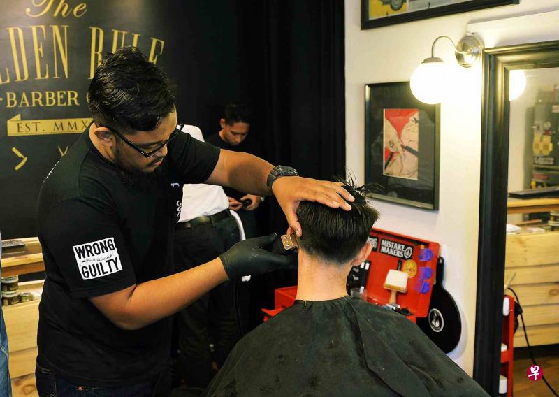 必要服务如医疗、社会服务、金融服务等将继续营业,一些指定服务如理发店(只能剪发不能烫发)、洗衣店和电梯维修等照常。(档案照) 必要服务如医疗、社会服务、金融服务等将继续营业,一些指定服务如理发店(只能剪发不能烫发)、洗衣店和电梯维修等照常。(档案照)