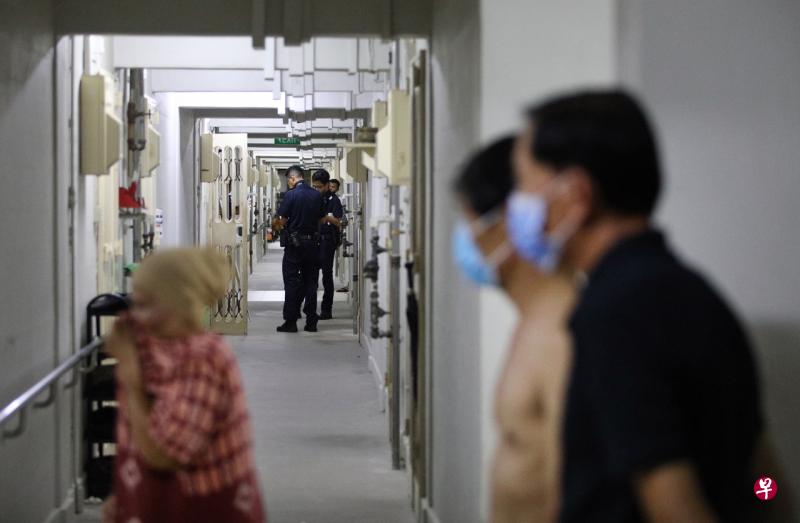 明地迷亚路第33座组屋的租赁单位传出浓烈的“咸鱼味”,居民感到不对劲而报警,警方到场后发现77岁独居妇女的腐尸。(林泽锐摄) 明地迷亚路第33座组屋的租赁单位传出浓烈的“咸鱼味”,居民感到不对劲而报警,警方到场后发现77岁独居妇女的腐尸。(林泽锐摄)