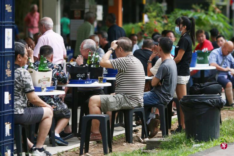 随着本月7日不能在咖啡店里用餐,啤酒女郎纷纷担心生计,表示接下来不知何去何从。 随着本月7日不能在咖啡店里用餐,啤酒女郎纷纷担心生计,表示接下来不知何去何从。