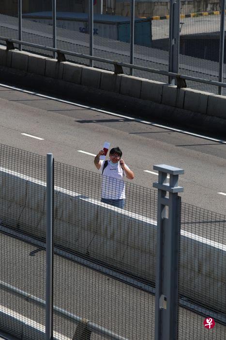 马来西亚人吕三清周六(4月4日)上午步行越过柔佛长堤,已顺利返回住家进行居家隔离。(中国报) 马来西亚人吕三清周六(4月4日)上午步行越过柔佛长堤,已顺利返回住家进行居家隔离。(中国报)