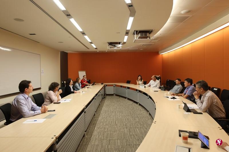 全国职工总会秘书长黄志明是在星期五与约10名来自新加坡航空公司、酷航、新翔集团(SATS)和新航工程的最高领导,以及职总代表,进行闭门对话。(取自黄志明面簿) 全国职工总会秘书长黄志明是在星期五与约10名来自新加坡航空公司、酷航、新翔集团(SATS)和新航工程的最高领导,以及职总代表,进行闭门对话。(取自黄志明面簿)