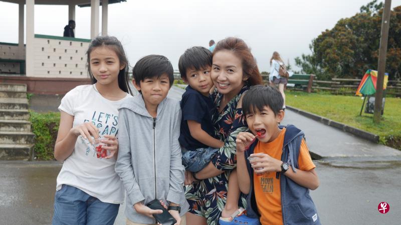 陈毓芸(右二)鼓励孩子们多做运动。 陈毓芸(右二)鼓励孩子们多做运动。