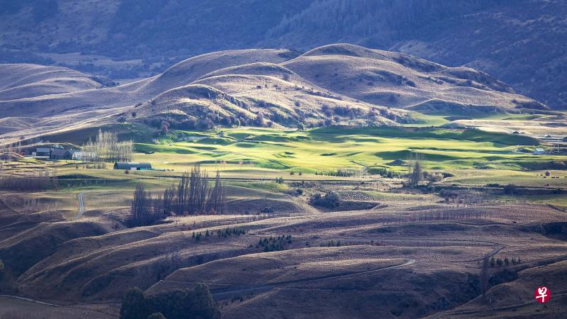 新西兰南岛除了有嶙峋的高峰,还有令人目不暇给的广阔山坡及平原。 新西兰南岛除了有嶙峋的高峰,还有令人目不暇给的广阔山坡及平原。