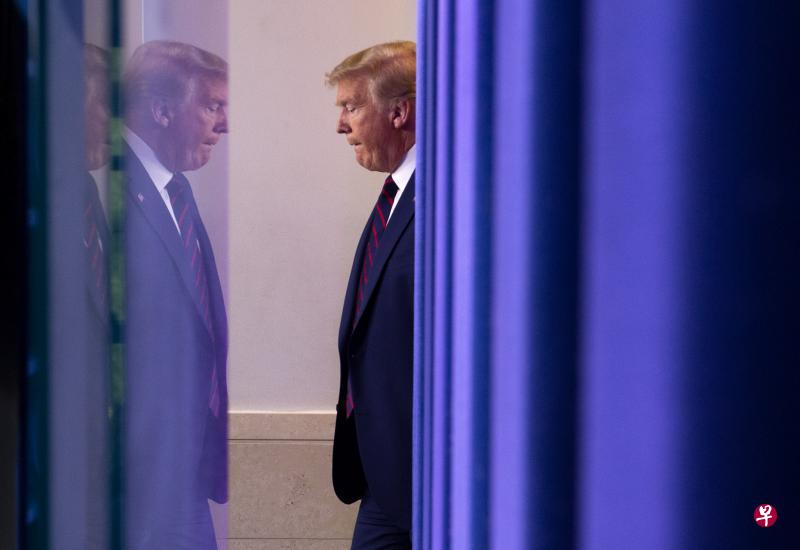 特朗普虽没举行任何线上竞选活动,但在疫情危机下,身为总统的他获得了更高的关注度,特别是每天在白宫新闻简报室举行的疫情记者会,让他在竞选中更占优势。(彭博社) 特朗普虽没举行任何线上竞选活动,但在疫情危机下,身为总统的他获得了更高的关注度,特别是每天在白宫新闻简报室举行的疫情记者会,让他在竞选中更占优势。(彭博社)