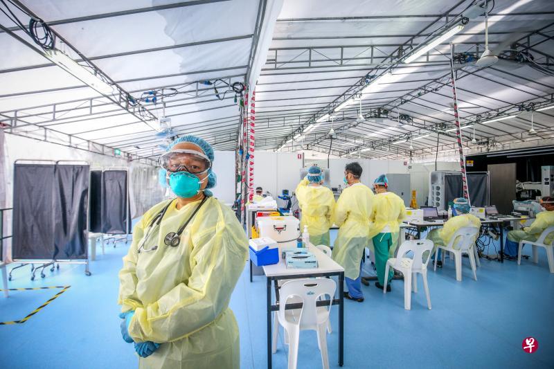 新加坡国立大学医院急诊科部门顾问医生王培昀在17年前曾战胜沙斯病毒,如今她“重披战袍”,站在对抗冠病的前线。(叶振忠摄) 新加坡国立大学医院急诊科部门顾问医生王培昀在17年前曾战胜沙斯病毒,如今她“重披战袍”,站在对抗冠病的前线。(叶振忠摄)