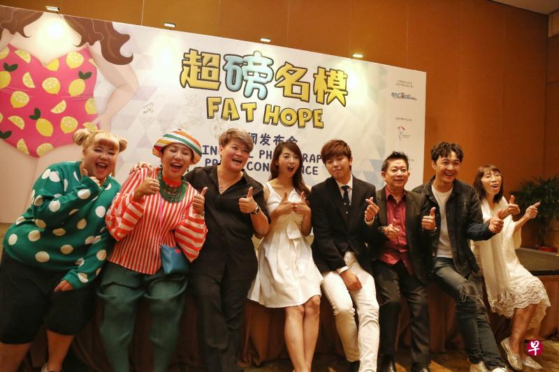《超磅名模》导演李慧娴(左三)与本地演员刘玲玲(左二)、台湾演员林育品(左四)和黄鸿升(右四)出席2018年的开拍记者会。(档案照) 《超磅名模》导演李慧娴(左三)与本地演员刘玲玲(左二)、台湾演员林育品(左四)和黄鸿升(右四)出席2018年的开拍记者会。(档案照)