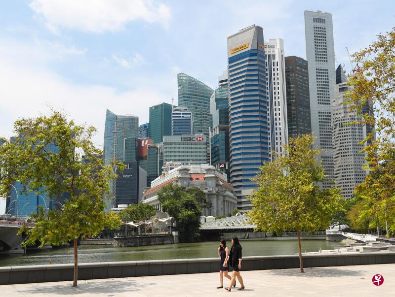 我国加强防疫措施,多家提供非必要服务的企业将暂停营业,但本地股市预计不会受到太大影响。(档案照) 我国加强防疫措施,多家提供非必要服务的企业将暂停营业,但本地股市预计不会受到太大影响。(档案照)