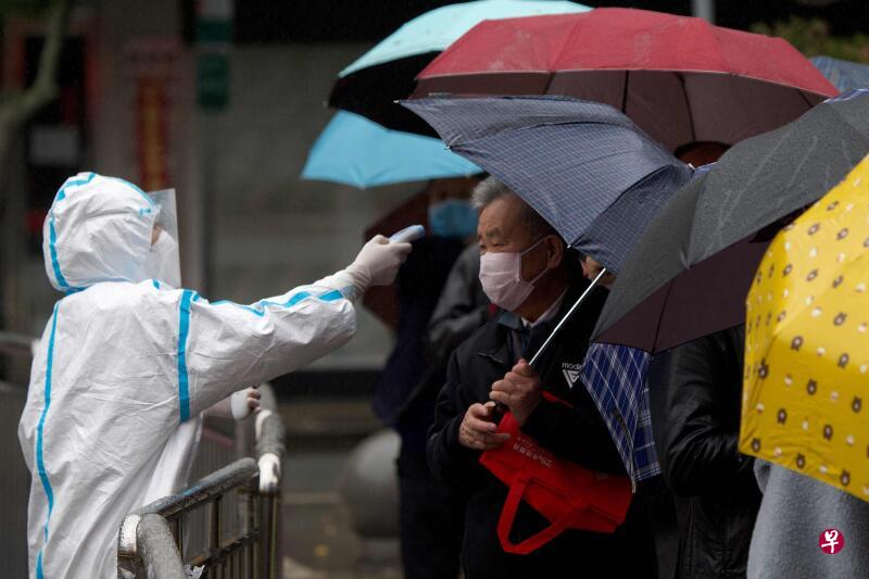 这场疫情恐怕还要持续数月,大陆因境外输入病例、本土无症状感染者而出现二次传播的风险还不小。(法新社) 这场疫情恐怕还要持续数月,大陆因境外输入病例、本土无症状感染者而出现二次传播的风险还不小。(法新社)