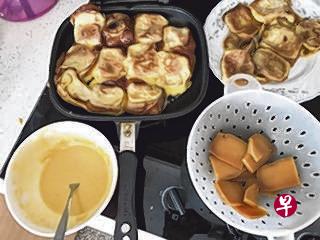 客家人在正月二十的“天穿日”,将年糕粘上米糊,煎成金黄色年糕。(作者提供) 客家人在正月二十的“天穿日”,将年糕粘上米糊,煎成金黄色年糕。(作者提供)