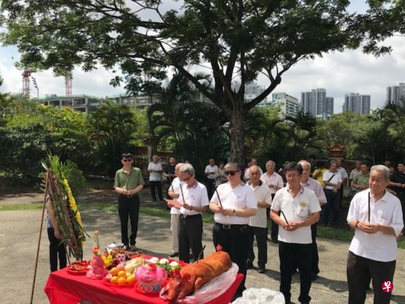 新加坡广惠肇碧山亭理事长鲁劲辉（前排戴墨镜者）带领会馆代表在碧山亭的先贤纪念碑前举行春祭祀典。（碧山亭提供）