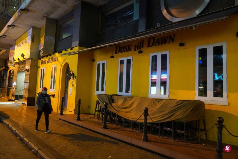 香港泛民主派立法会议员、公民党陈淑庄本月2日到一家酒吧参加多达约40人的聚会,被指触犯港府“限聚令”而引发争议。酒吧近期是冠病病毒在香港传播的温床,促使港府下令3日关闭所有酒吧,图为至少与25例确诊个案相关的Dusk Till Dawn酒吧。(香港中通社) 香港泛民主派立法会议员、公民党陈淑庄本月2日到一家酒吧参加多达约40人的聚会,被指触犯港府“限聚令”而引发争议。酒吧近期是冠病病毒在香港传播的温床,促使港府下令3日关闭所有酒吧,图为至少与25例确诊个案相关的Dusk Till Dawn酒吧。(香港中通社)