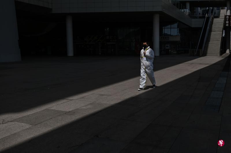 中国大陆6日无新增病亡病例。图为当天武汉火车站一名身穿保护服的工作人员。武汉将于明天（8日）正式解封。（法新社））