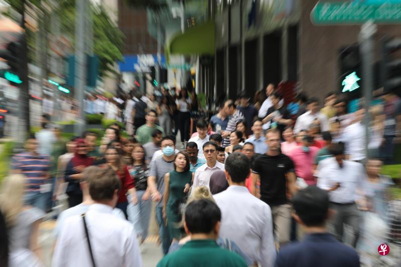 每一名年满21岁的国人,将在本月获得600元的一次性“同舟共济现金补贴”,以应付生活开销。(档案照) 每一名年满21岁的国人,将在本月获得600元的一次性“同舟共济现金补贴”,以应付生活开销。(档案照)