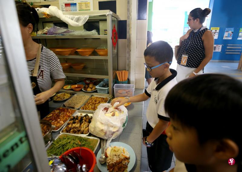 王乙康说，全面实施在家学习期间，参与学校餐食计划的学生虽然无法到学校食堂享受补贴，但他们会继续获得餐食援助。（档案照片）