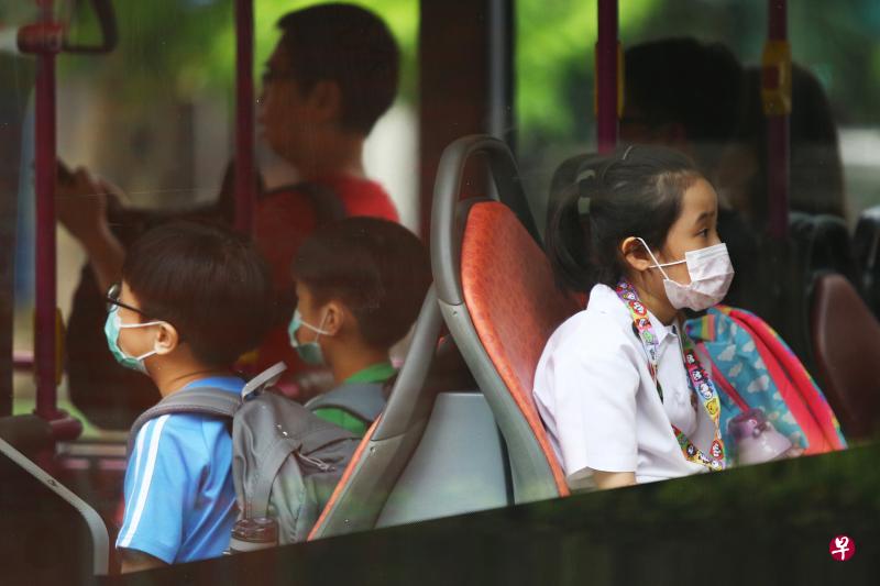 专家指出,倘若病患和公众双方都有戴口罩,染病概率就会大减,再加上社交距离措施,风险会更低。(何家俊摄) 专家指出,倘若病患和公众双方都有戴口罩,染病概率就会大减,再加上社交距离措施,风险会更低。(何家俊摄)