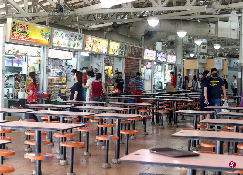 咖啡店、小贩中心还是照常营业,但国人只能打包食物回家,不能堂食。(何炳耀摄) 咖啡店、小贩中心还是照常营业,但国人只能打包食物回家,不能堂食。(何炳耀摄)
