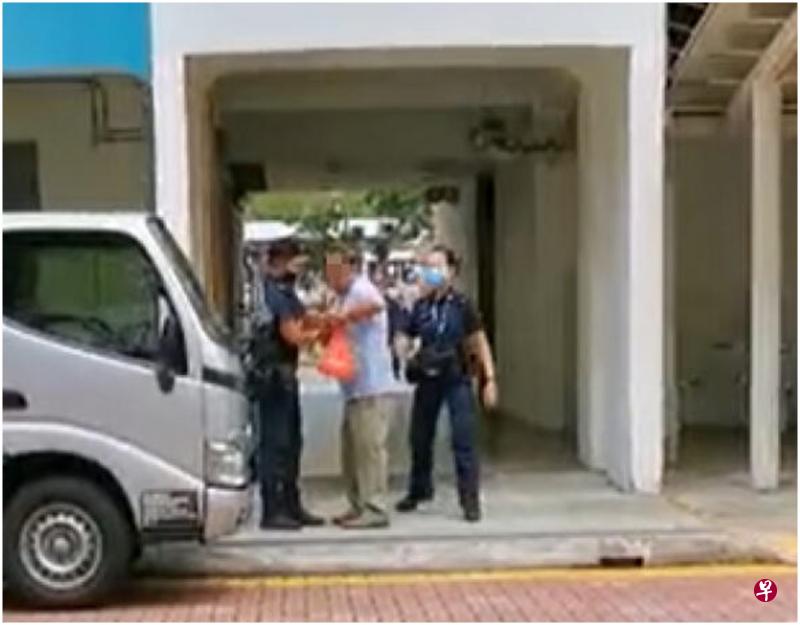 阻断措施推行首天,一名老汉尝试在明地迷亚路组屋底层吃饭被警员劝阻,对警员大喊大叫,结果被捕。(取自面簿) 阻断措施推行首天,一名老汉尝试在明地迷亚路组屋底层吃饭被警员劝阻,对警员大喊大叫,结果被捕。(取自面簿)