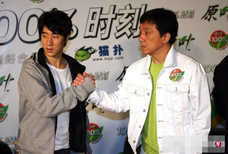房祖名(左)和老爸成龙过去曾同台出席活动。(互联网) 房祖名(左)和老爸成龙过去曾同台出席活动。(互联网)