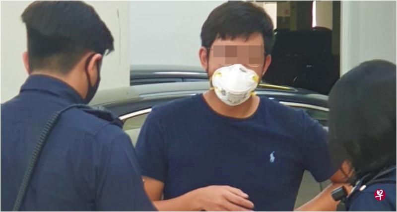 警察到场后查询青年的身份证,然后叫他离开公寓。(受访者提供) 警察到场后查询青年的身份证,然后叫他离开公寓。(受访者提供)