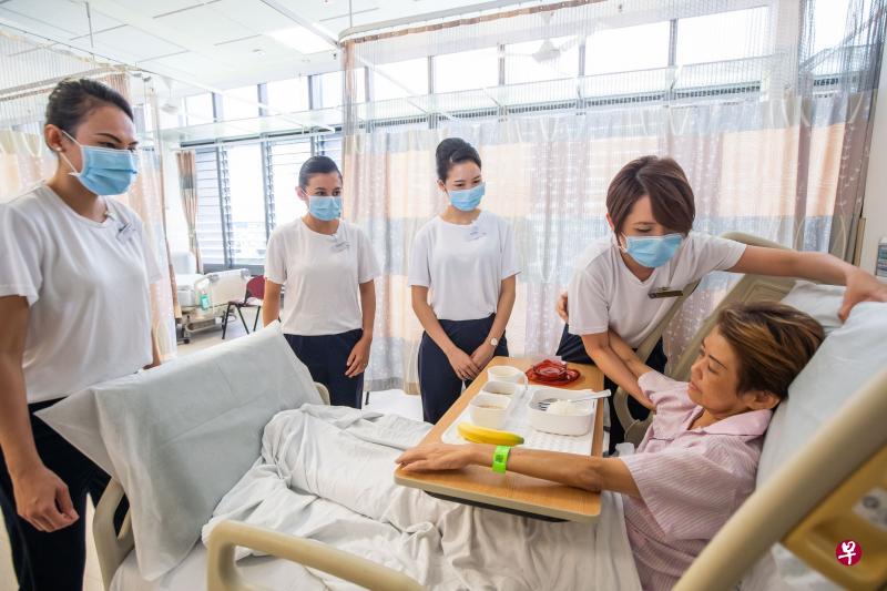 邱德拔医院的护士(右二)向在场的新航空姐示范如何帮助病患在病床上坐立,好让病患能用餐。(邱德拔医院提供) 邱德拔医院的护士(右二)向在场的新航空姐示范如何帮助病患在病床上坐立,好让病患能用餐。(邱德拔医院提供)