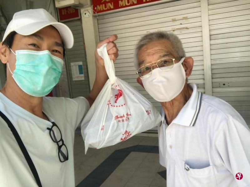 陈之财(左)昨午送饭给父亲。(受访者提供) 陈之财(左)昨午送饭给父亲。(受访者提供)