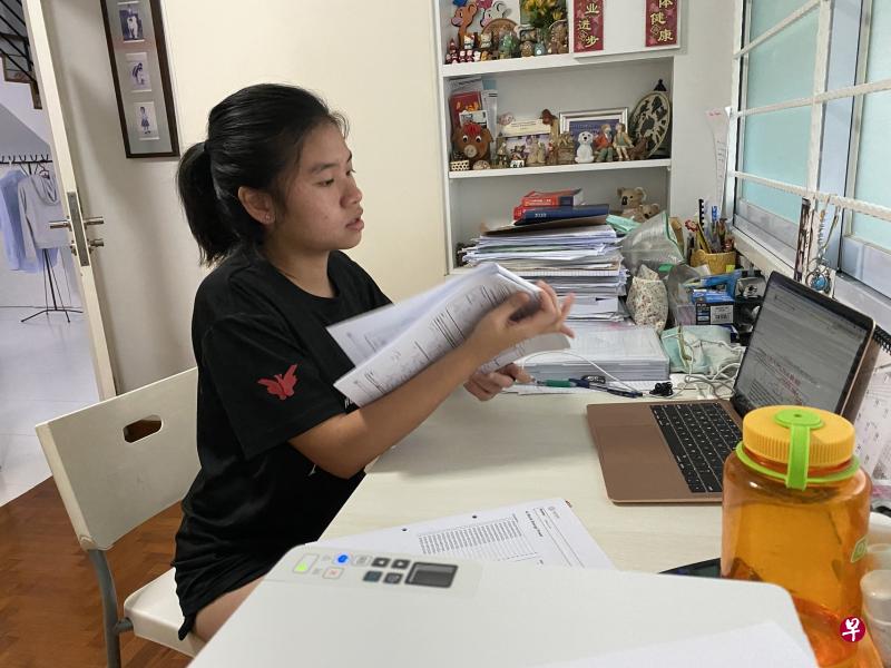 初二生陈姮颖会争取固定于上午8时在书房开始一天的学习。一边收看教师预录好的视频讲解,一边在纸本做好笔记。听不清楚的地方,还可以重听,按自己的节奏吸收知识。(受访者提供) 初二生陈姮颖会争取固定于上午8时在书房开始一天的学习。一边收看教师预录好的视频讲解,一边在纸本做好笔记。听不清楚的地方,还可以重听,按自己的节奏吸收知识。(受访者提供)