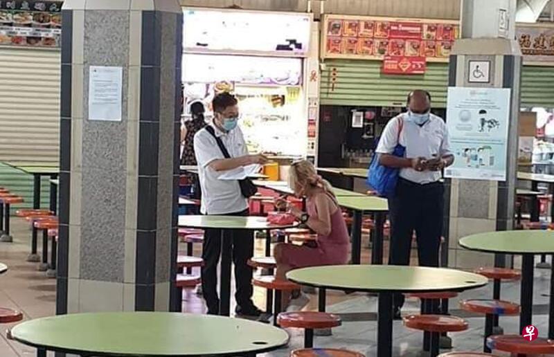 两名执法人员上前劝金发女郎,但她仍继续用餐。(取自面簿) 两名执法人员上前劝金发女郎,但她仍继续用餐。(取自面簿)