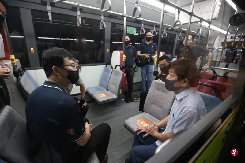 基础建设统筹部长兼交通部长许文远(右一)昨天乘搭公共巴士观察安全距离措施的实行。随行的包括陆路交通管理局局长鄞云斌(左一)、SMRT主席佘文民(站立者右一)和坐在许文远右后排的SMRT总裁兼首席执行长梁建鸿。(陈渊庄摄) 基础建设统筹部长兼交通部长许文远(右一)昨天乘搭公共巴士观察安全距离措施的实行。随行的包括陆路交通管理局局长鄞云斌(左一)、SMRT主席佘文民(站立者右一)和坐在许文远右后排的SMRT总裁兼首席执行长梁建鸿。(陈渊庄摄)