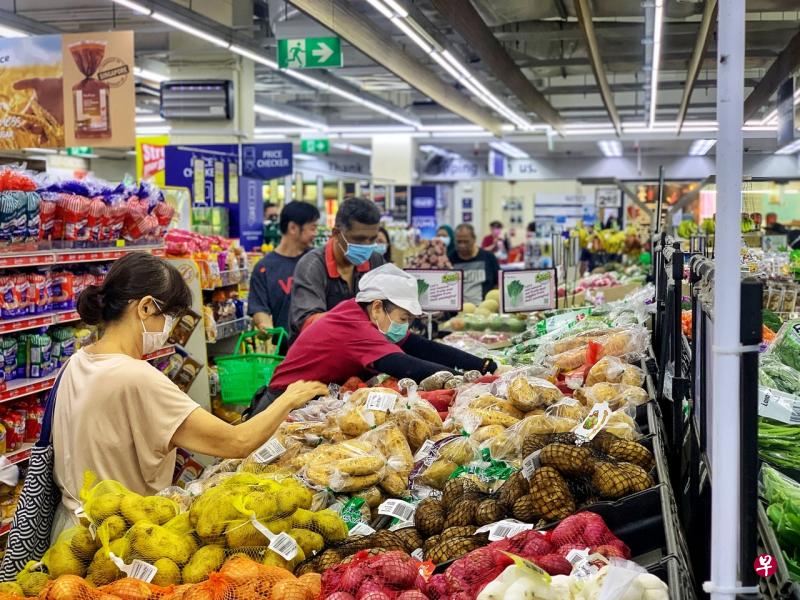 从明天起,进入购物中心、超市、便利店、药房的公众都得戴口罩。(档案照) 从明天起,进入购物中心、超市、便利店、药房的公众都得戴口罩。(档案照)