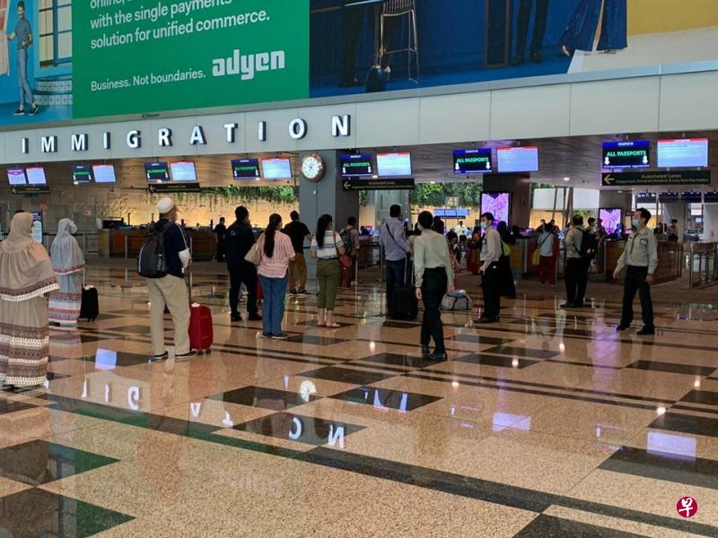 699名滞留印度的新加坡公民和本地居民昨天和今天陆续回返国门。(取自维文面簿) 699名滞留印度的新加坡公民和本地居民昨天和今天陆续回返国门。(取自维文面簿)