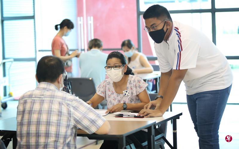 兀兰民众俱乐部临时员工林佩云(坐下者)和义工伊穆兰(右一),会向短期援助基金申请者了解他们面对冠病疫情时的挑战,并帮他们填写申请表格。(陈来福摄) 兀兰民众俱乐部临时员工林佩云(坐下者)和义工伊穆兰(右一),会向短期援助基金申请者了解他们面对冠病疫情时的挑战,并帮他们填写申请表格。(陈来福摄)