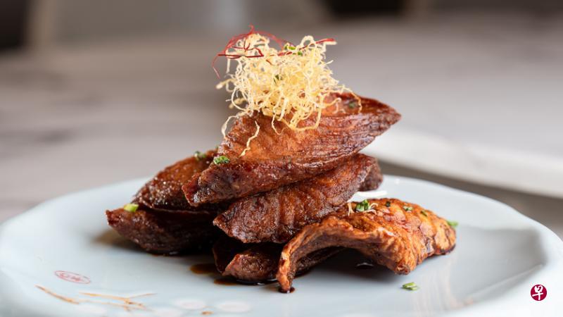 嬿青私房菜餐馆推出外卖套餐,精选各类上海菜,图为老上海薰鱼。(餐馆提供) 嬿青私房菜餐馆推出外卖套餐,精选各类上海菜,图为老上海薰鱼。(餐馆提供)