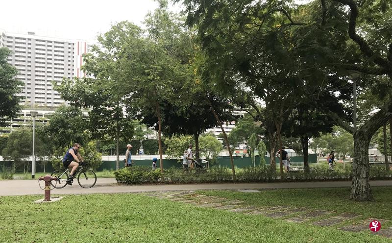 大部分来访者都是单独或是同一两名家人一起前来公园运动。(姜泽良摄) 大部分来访者都是单独或是同一两名家人一起前来公园运动。(姜泽良摄)