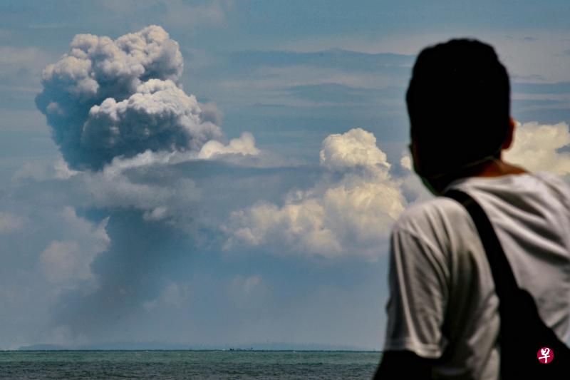 喀拉喀托之子火山在4月10日深夜至11日凌晨持续喷发,火山灰和浓烟高达数百米。(法新社) 喀拉喀托之子火山在4月10日深夜至11日凌晨持续喷发,火山灰和浓烟高达数百米。(法新社)