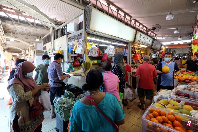 从明天起,所有不戴上口罩的公众都不得进入40个由环境局或环境局委托业者经营的巴刹。(档案照) 从明天起,所有不戴上口罩的公众都不得进入40个由环境局或环境局委托业者经营的巴刹。(档案照)