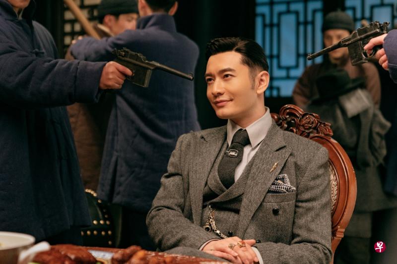 《鬓边》播出后让许多观众开始对黄晓明改观,赞他“洗洁精”式的演技助他成功“脱油”。 《鬓边》播出后让许多观众开始对黄晓明改观,赞他“洗洁精”式的演技助他成功“脱油”。