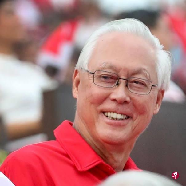 荣誉国务资政吴作栋鼓励所有的年长人士,若须出门到湿巴刹或小贩中心,戴上口罩,若抵达后发现过于拥挤,就“打道回府”改天再走访。(取自MParader面簿) 荣誉国务资政吴作栋鼓励所有的年长人士,若须出门到湿巴刹或小贩中心,戴上口罩,若抵达后发现过于拥挤,就“打道回府”改天再走访。(取自MParader面簿)