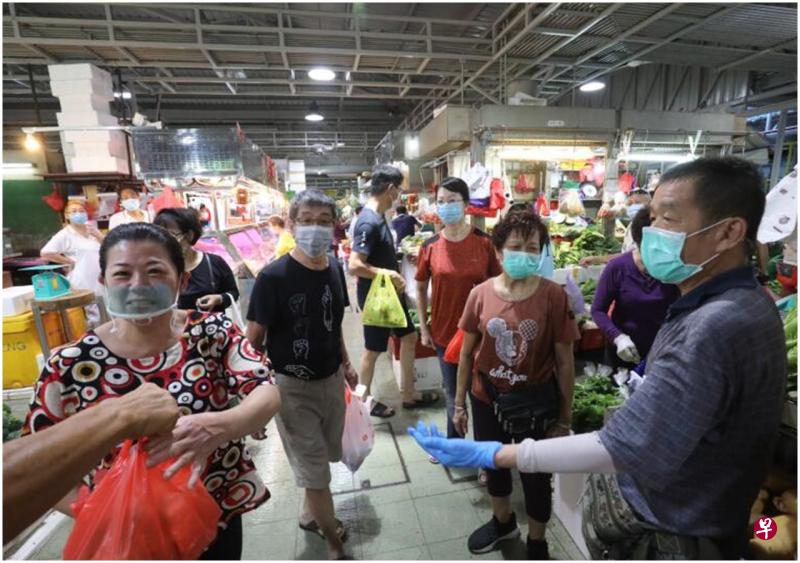 公众进入巴刹必须戴口罩,裕廊西505座湿巴刹今早已有一两位顾客因忘戴口罩而不被允许进入巴刹购物。 公众进入巴刹必须戴口罩,裕廊西505座湿巴刹今早已有一两位顾客因忘戴口罩而不被允许进入巴刹购物。