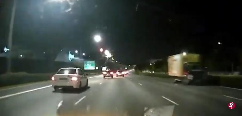 右边的白色货车在快速公路快车道行驶,一路闪着车头大灯,迎面而来的车子纷纷闪避。(取自网络) 右边的白色货车在快速公路快车道行驶,一路闪着车头大灯,迎面而来的车子纷纷闪避。(取自网络)