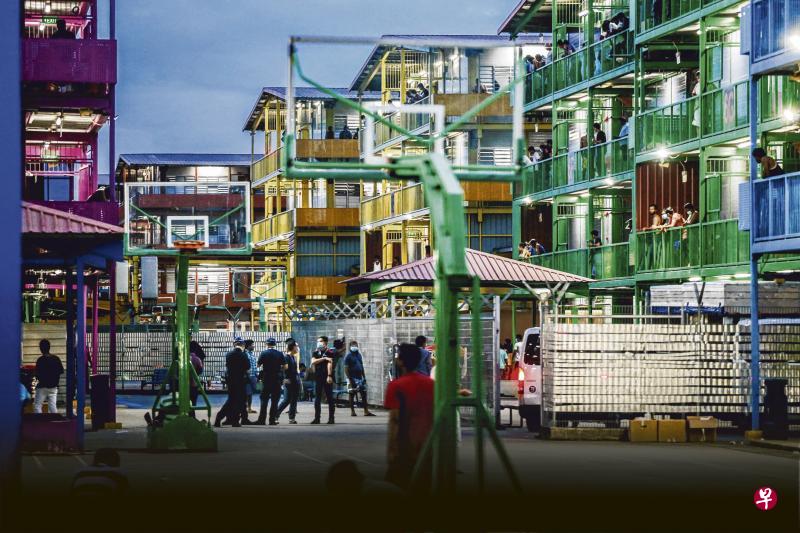 S11榜鹅客工宿舍是本地第一个被列为隔离区的宿舍,住着大约1万4000名客工。隔离后的首两天频频传出生活条件恶劣的消息。(梁伟康摄) S11榜鹅客工宿舍是本地第一个被列为隔离区的宿舍,住着大约1万4000名客工。隔离后的首两天频频传出生活条件恶劣的消息。(梁伟康摄)