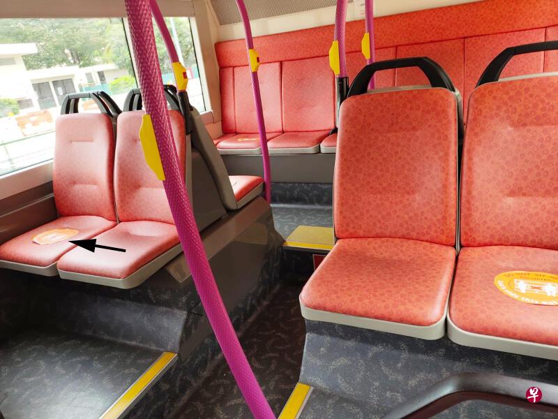 有人撕下巴士座位的贴纸,再贴到旁边椅子。(读者提供) 有人撕下巴士座位的贴纸,再贴到旁边椅子。(读者提供)