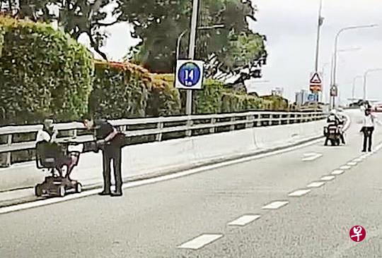 网上流传一名阿叔骑着助行车上高速公路。(取自面簿) 网上流传一名阿叔骑着助行车上高速公路。(取自面簿)