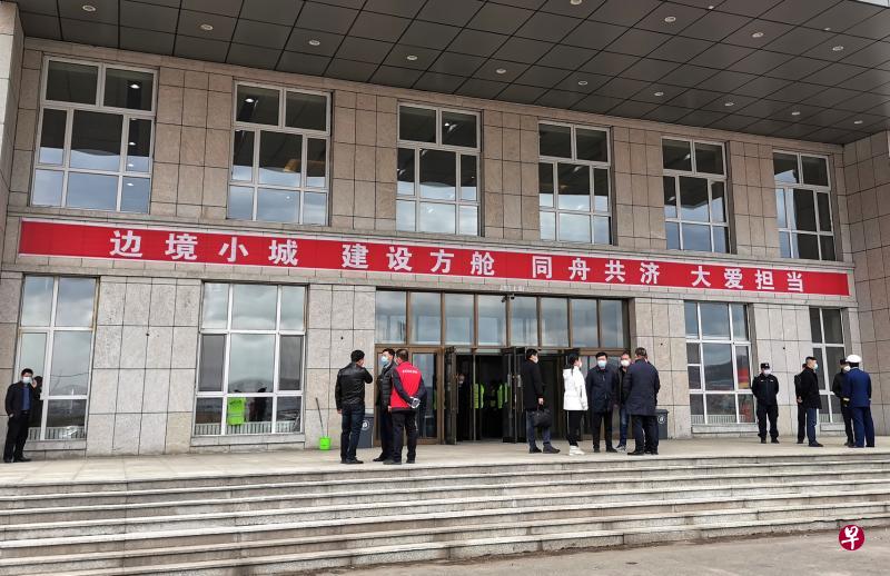 位于黑龙江省绥芬河市方舱医院已完成施工改造,目前医疗设备已调配到位,设置床位580张,随时可以启动。图为方舱医院外观。(中新社) 位于黑龙江省绥芬河市方舱医院已完成施工改造,目前医疗设备已调配到位,设置床位580张,随时可以启动。图为方舱医院外观。(中新社)