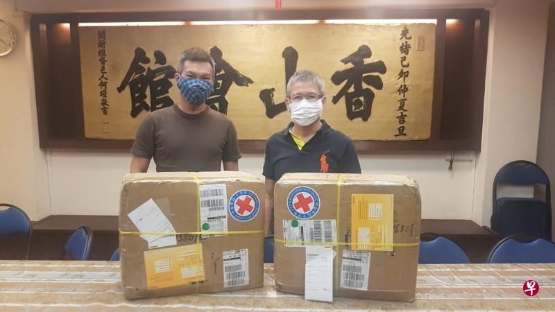 抗疫不忘乡情,新加坡中山会馆获中国中山市政府赠送4000个口罩,图右为中山会馆会长黄敬志,左为秘书长刘耀宗。(新加坡中山会馆提供) 抗疫不忘乡情,新加坡中山会馆获中国中山市政府赠送4000个口罩,图右为中山会馆会长黄敬志,左为秘书长刘耀宗。(新加坡中山会馆提供)