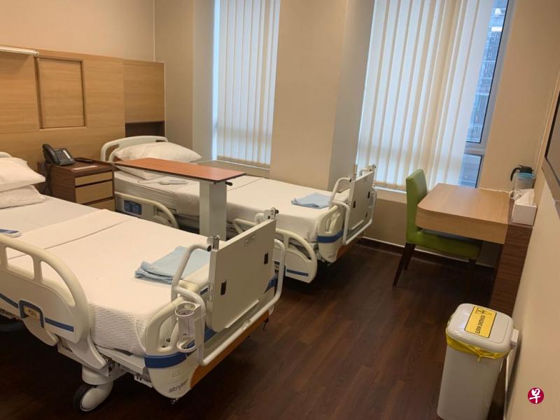 泰和国际医院在24小时内把所有的单人病房都改造成能容纳两个冠病病患的病房,同时也确保通风系统等不会把病毒传播至医院其他地方。(泰和国际医院提供) 泰和国际医院在24小时内把所有的单人病房都改造成能容纳两个冠病病患的病房,同时也确保通风系统等不会把病毒传播至医院其他地方。(泰和国际医院提供)