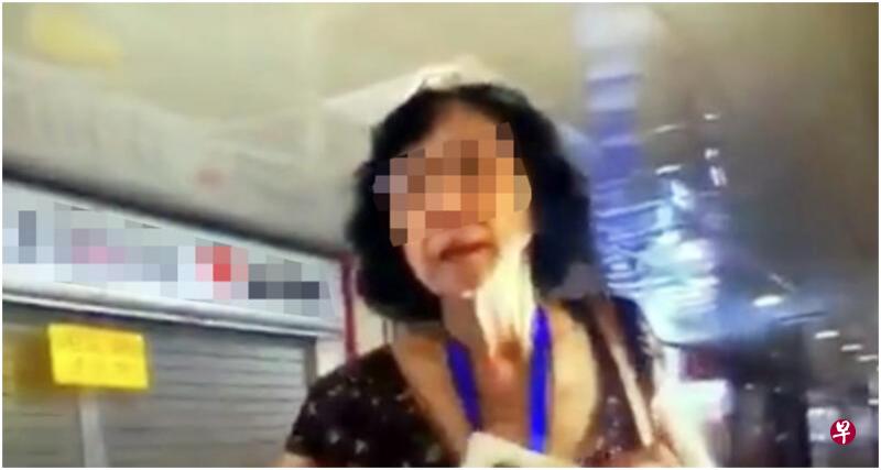 安娣不满执法人员叫她戴口罩,与对方起争执。(取自面簿) 安娣不满执法人员叫她戴口罩,与对方起争执。(取自面簿)