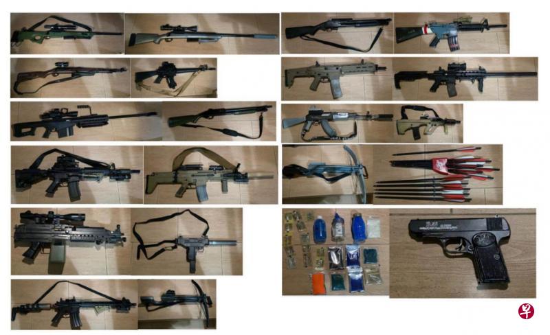 勿洛警署警员在这名47岁男子的家中找到各种类型的软弹气枪,当中有小型手枪,也有狙击枪和突击步枪等。(警方提供) 勿洛警署警员在这名47岁男子的家中找到各种类型的软弹气枪,当中有小型手枪,也有狙击枪和突击步枪等。(警方提供)